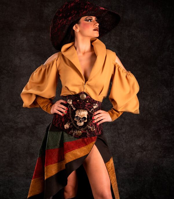 rusla | traje de pirata mujer en alquiler para fiestas de moros y cristianos | trajes jolly roger | petrer