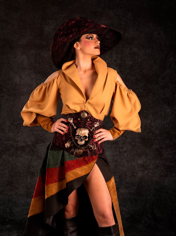 rusla | traje de pirata mujer en alquiler para fiestas de moros y cristianos | trajes jolly roger | petrer
