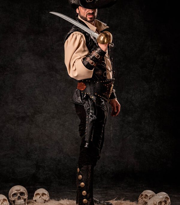 william | traje de pirata hombre en alquiler para fiestas de moros y cristianos | trajes jolly roger | petrer