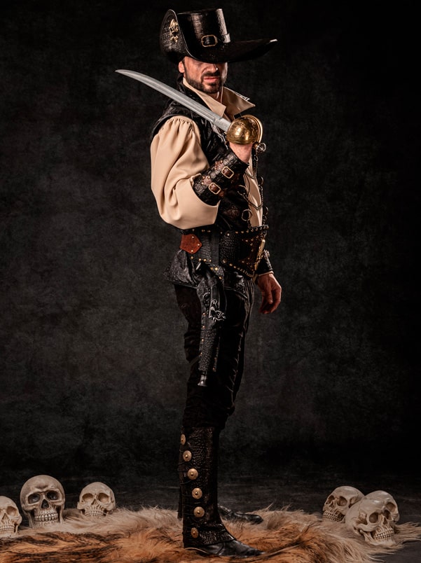 william | traje de pirata hombre en alquiler para fiestas de moros y cristianos | trajes jolly roger | petrer