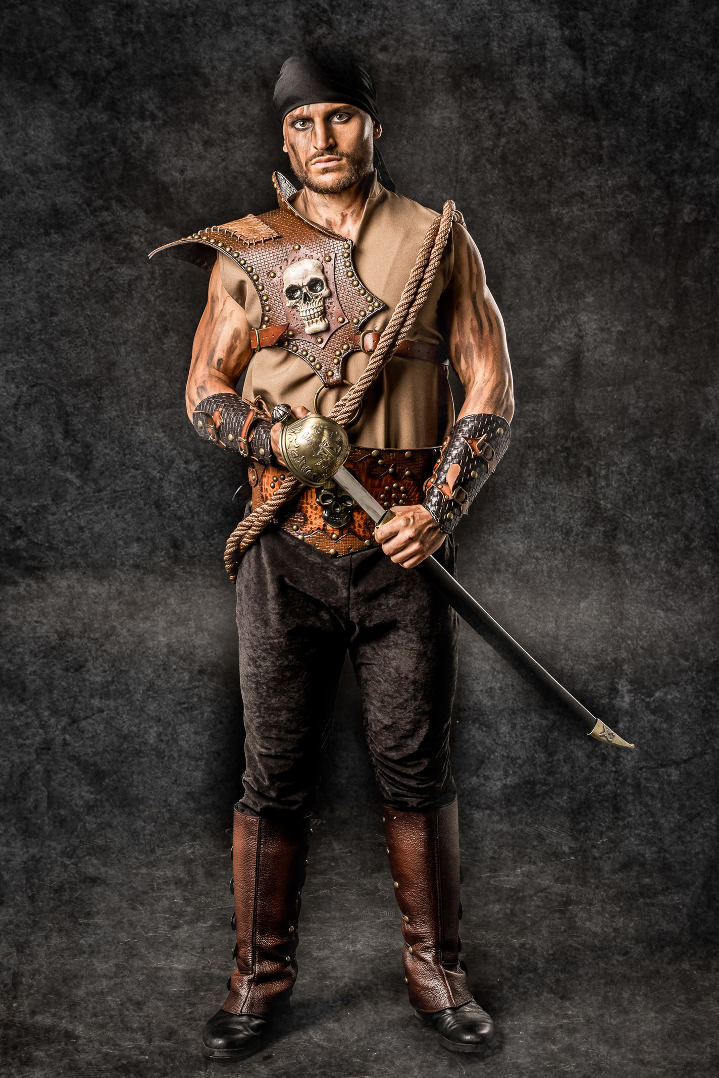 bucanero | traje de pirata para hombre en alquiler para fiestas de moros y cristianos | trajes jolly roger | petrer