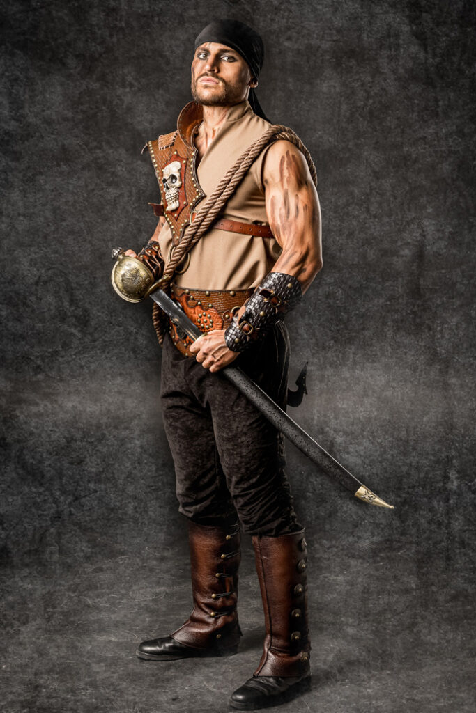bucanero | traje de pirata para hombre en alquiler para fiestas de moros y cristianos | trajes jolly roger | petrer