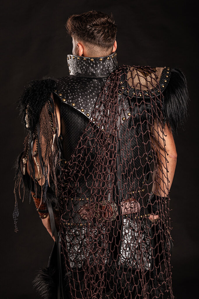 gantulga | traje de pirata para hombre en alquiler para fiestas de moros y cristianos | trajes jolly roger | petrer