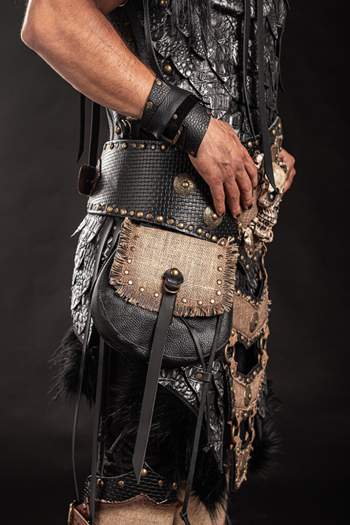 gantulga | traje de pirata para hombre en alquiler para fiestas de moros y cristianos | trajes jolly roger | petrer