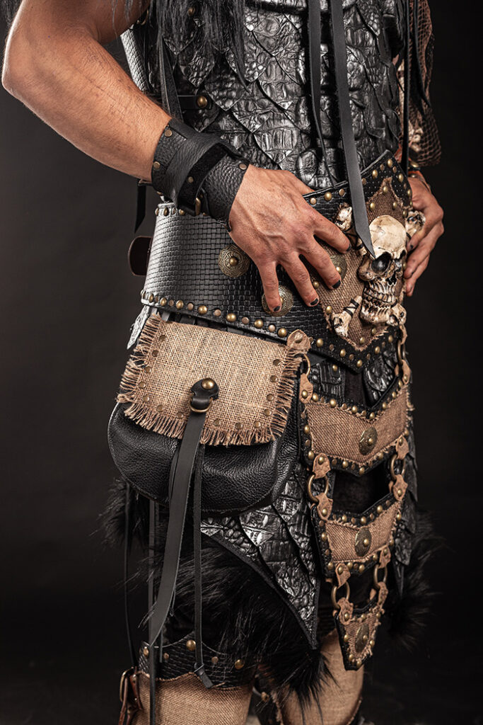 gantulga | traje de pirata para hombre en alquiler para fiestas de moros y cristianos | trajes jolly roger | petrer