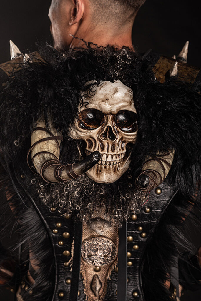 gantulga | traje de pirata para hombre en alquiler para fiestas de moros y cristianos | trajes jolly roger | petrer
