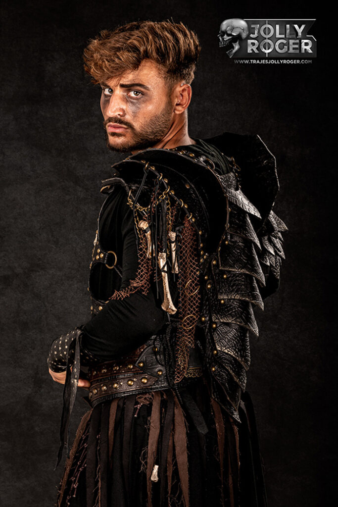 kuma | traje de pirata para hombre en alquiler para fiestas de moros y cristianos | trajes jolly roger | petrer