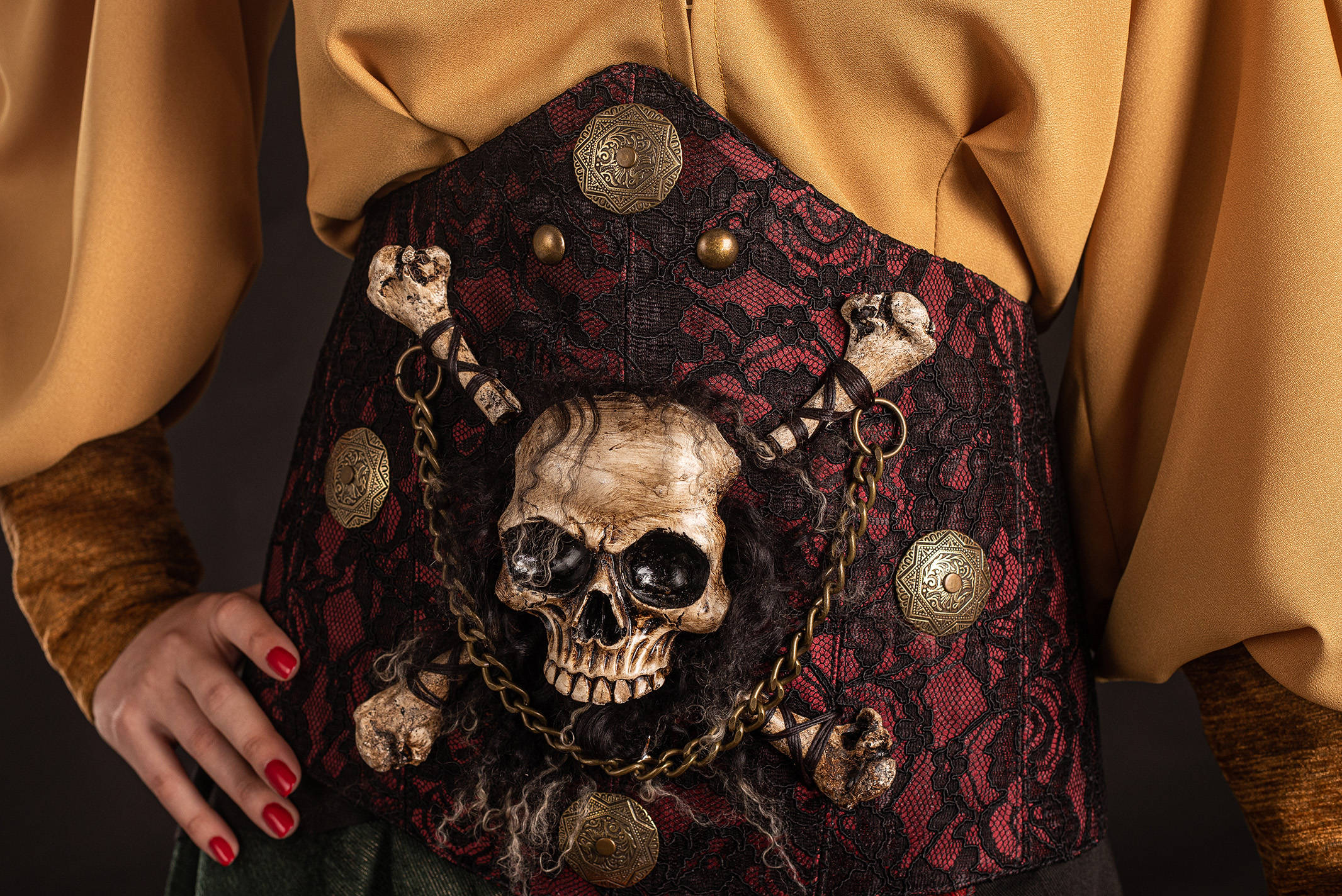 rusla | traje de pirata para mujer en alquiler para fiestas de moros y cristianos | trajes jolly roger | petrer