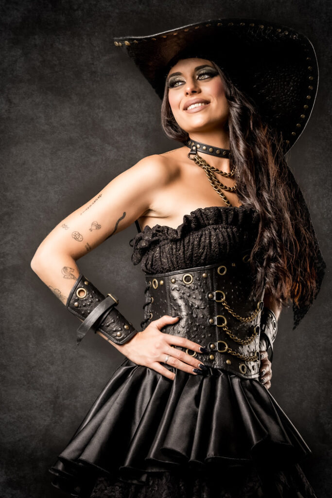 victoria | traje de pirata para mujer en alquiler para fiestas de moros y cristianos | trajes jolly roger | petrer