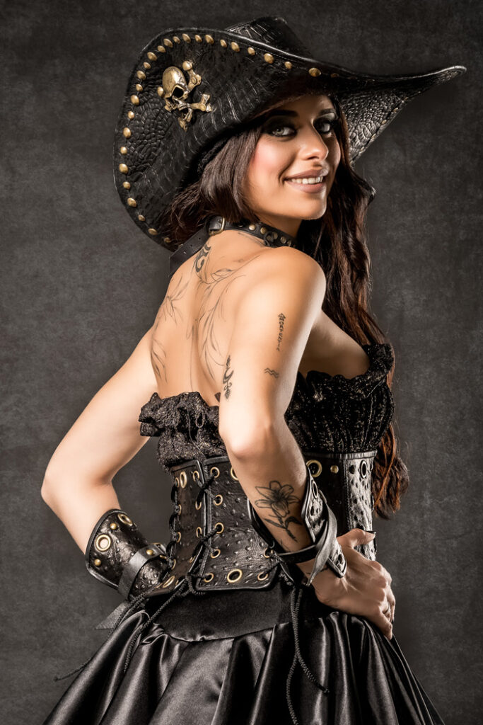 victoria | traje de pirata para mujer en alquiler para fiestas de moros y cristianos | trajes jolly roger | petrer