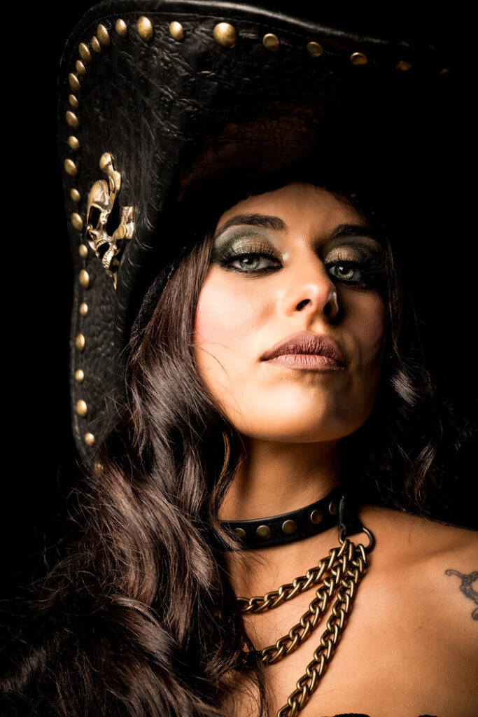 victoria | traje de pirata para mujer en alquiler para fiestas de moros y cristianos | trajes jolly roger | petrer