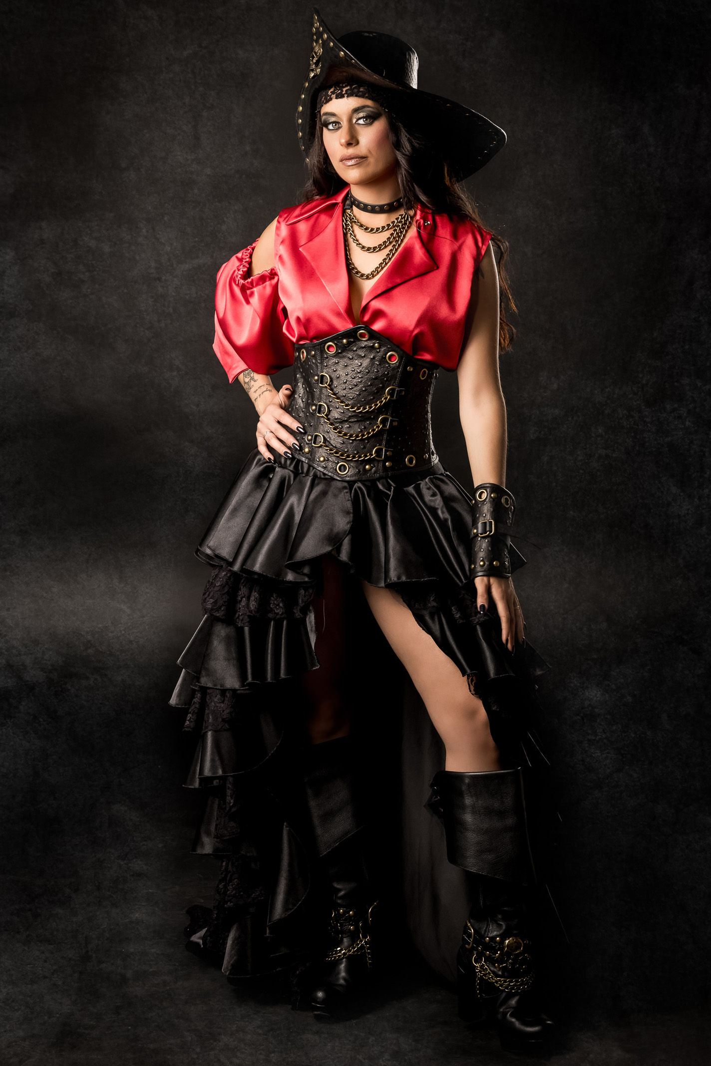 victoria | traje de pirata para mujer en alquiler para fiestas de moros y cristianos | trajes jolly roger | petrer
