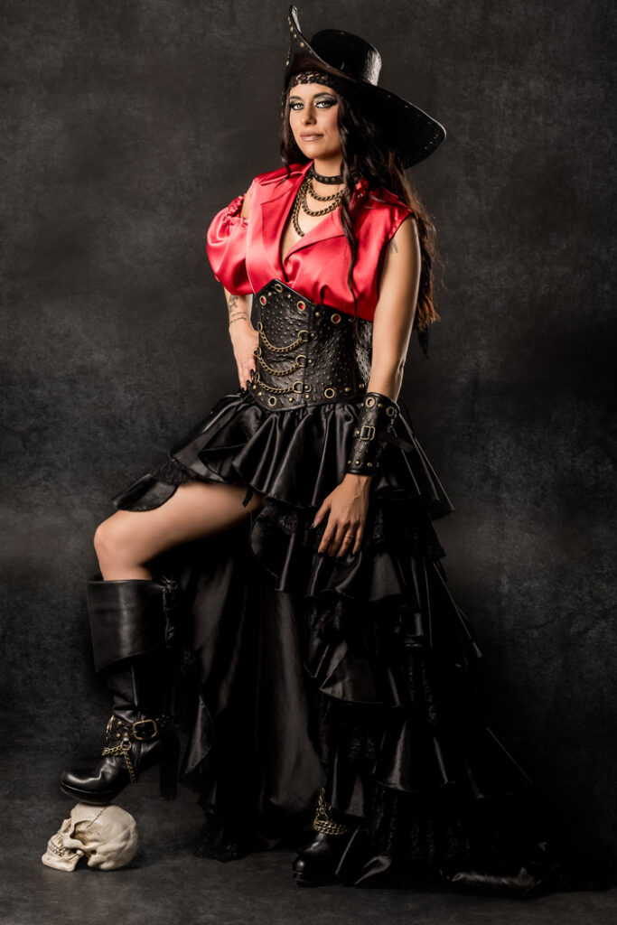 victoria | traje de pirata para mujer en alquiler para fiestas de moros y cristianos | trajes jolly roger | petrer