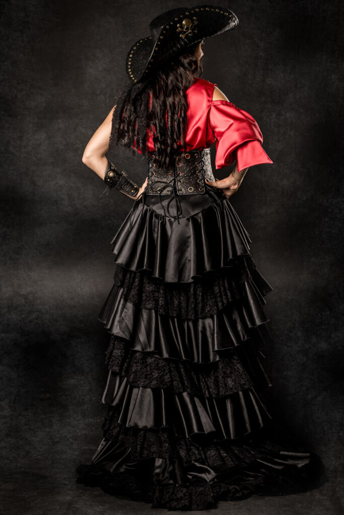victoria | traje de pirata para mujer en alquiler para fiestas de moros y cristianos | trajes jolly roger | petrer