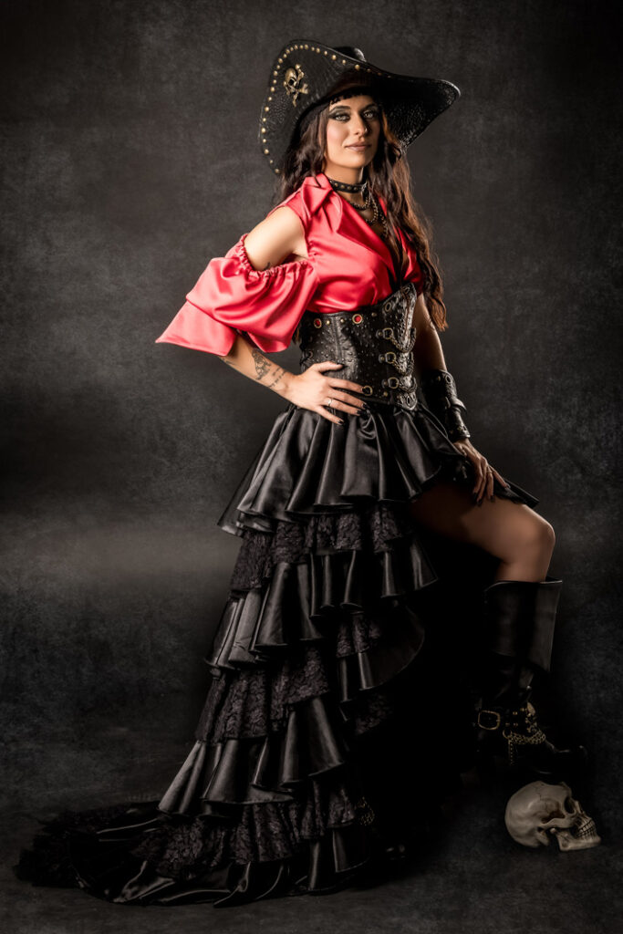 victoria | traje de pirata para mujer en alquiler para fiestas de moros y cristianos | trajes jolly roger | petrer