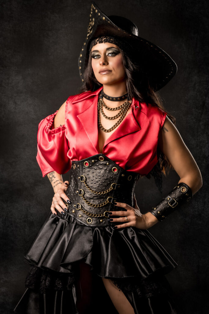 victoria | traje de pirata para mujer en alquiler para fiestas de moros y cristianos | trajes jolly roger | petrer