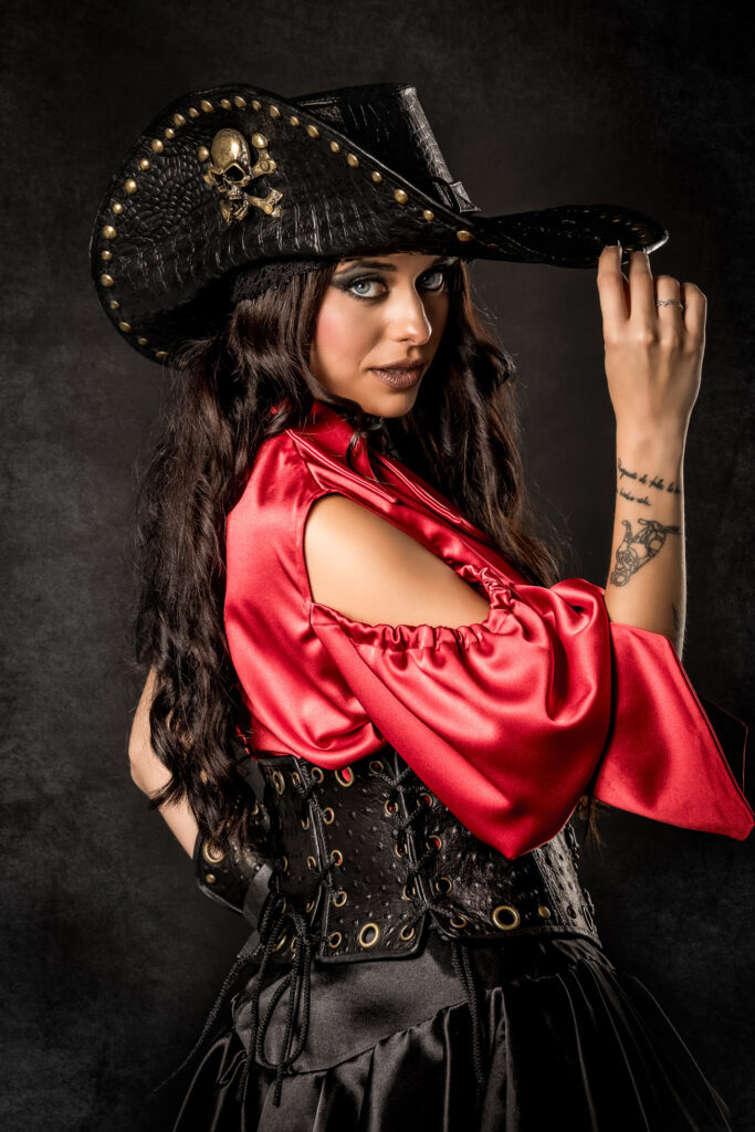 victoria | traje de pirata para mujer en alquiler para fiestas de moros y cristianos | trajes jolly roger | petrer