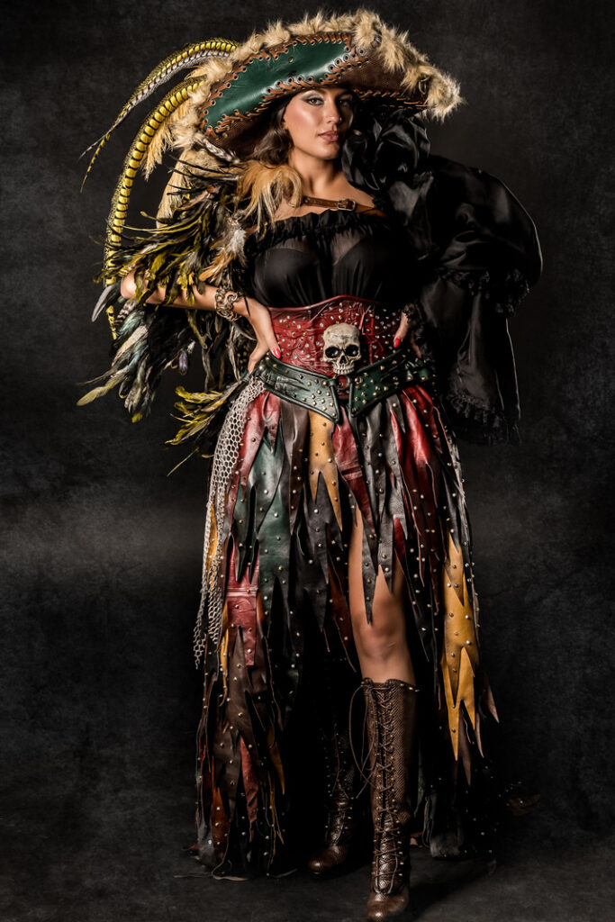 anne y benjamin | trajes de pirata para hombre y mujer en alquiler para fiestas de moros y cristianos | trajes para cargos, abanderadas y capitanes | trajes jolly roger | petrer