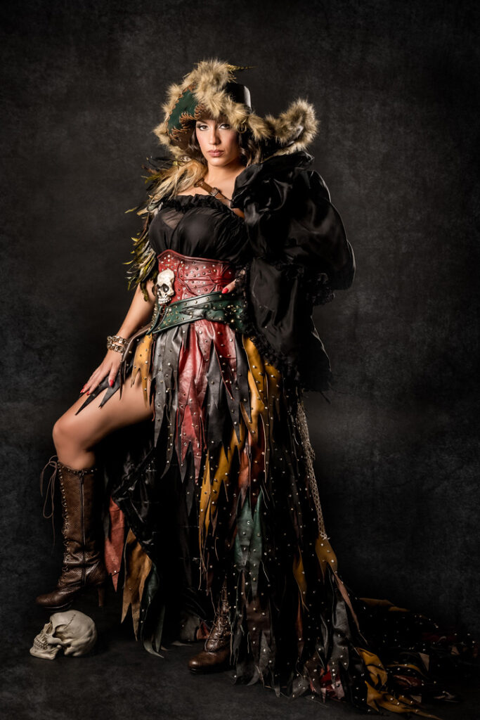 anne y benjamin | trajes de pirata para hombre y mujer en alquiler para fiestas de moros y cristianos | trajes para cargos, abanderadas y capitanes | trajes jolly roger | petrer