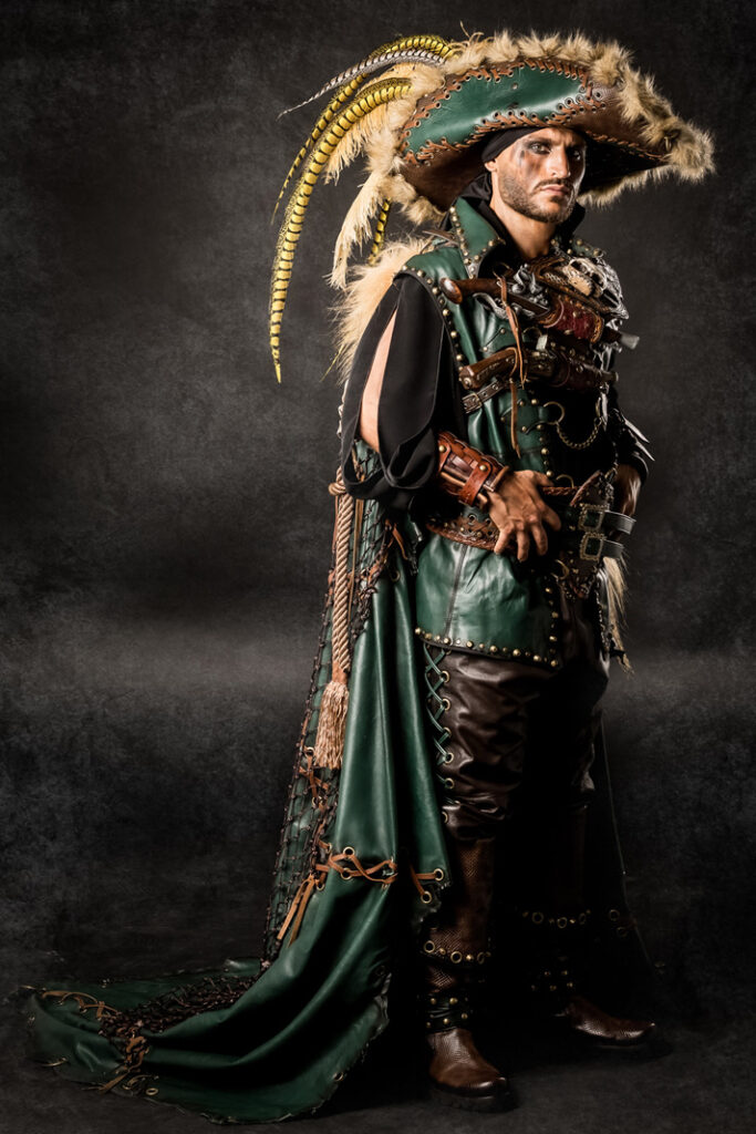 anne y benjamin | trajes de pirata para hombre y mujer en alquiler para fiestas de moros y cristianos | trajes para cargos, abanderadas y capitanes | trajes jolly roger | petrer
