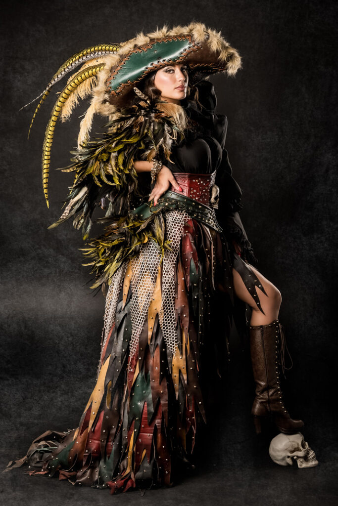 anne y benjamin | trajes de pirata para hombre y mujer en alquiler para fiestas de moros y cristianos | trajes para cargos, abanderadas y capitanes | trajes jolly roger | petrer