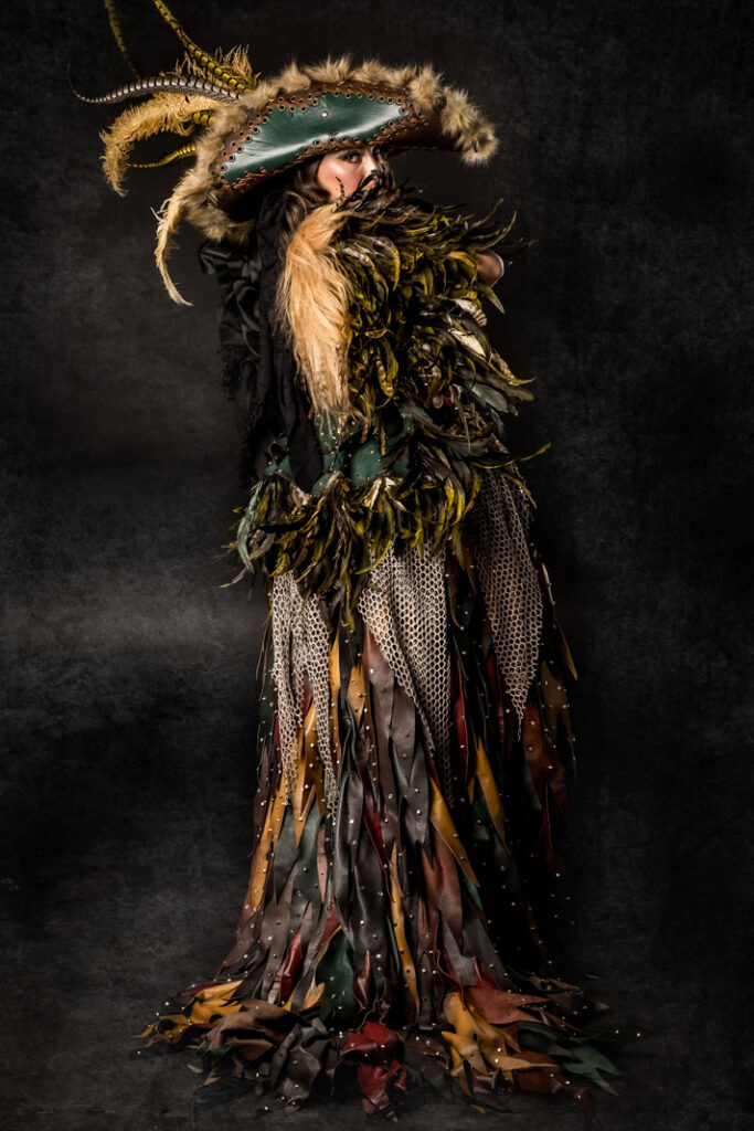 anne y benjamin | trajes de pirata para hombre y mujer en alquiler para fiestas de moros y cristianos | trajes para cargos, abanderadas y capitanes | trajes jolly roger | petrer
