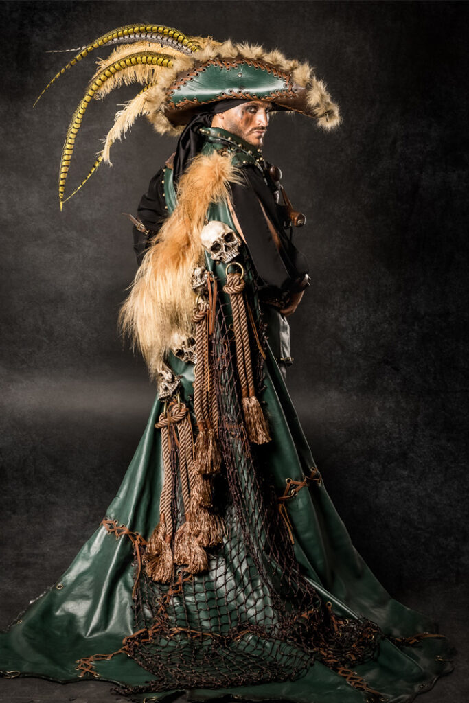 anne y benjamin | trajes de pirata para hombre y mujer en alquiler para fiestas de moros y cristianos | trajes para cargos, abanderadas y capitanes | trajes jolly roger | petrer