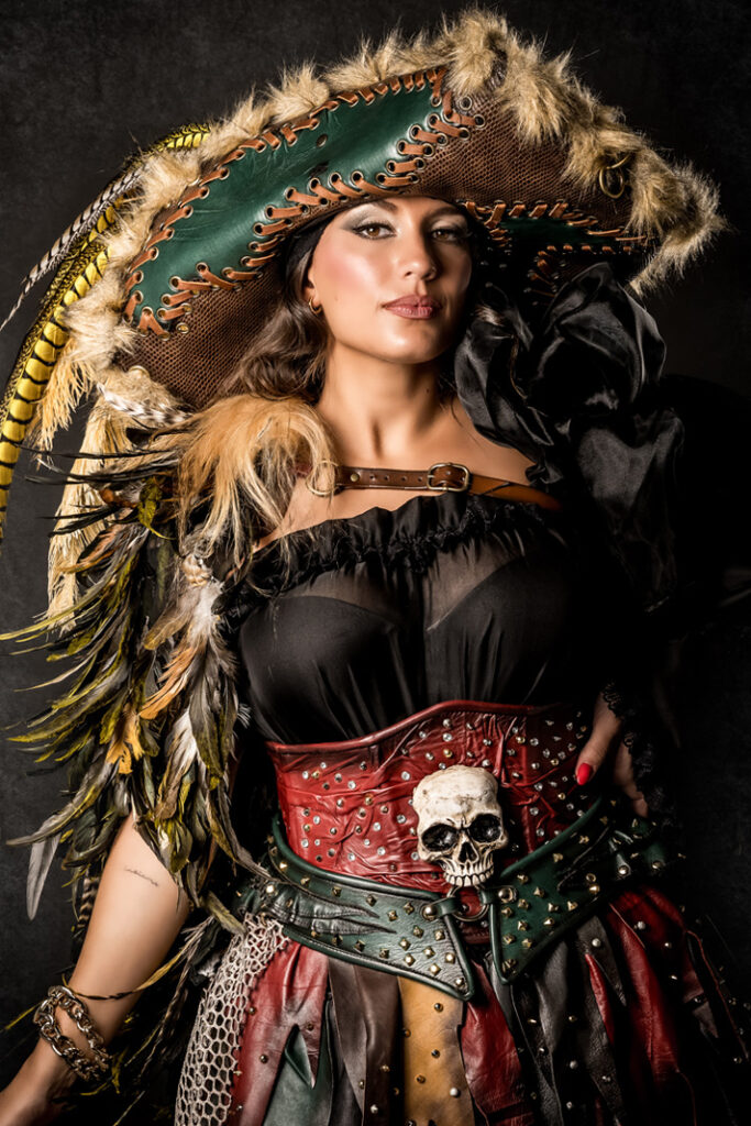 anne y benjamin | trajes de pirata para hombre y mujer en alquiler para fiestas de moros y cristianos | trajes para cargos, abanderadas y capitanes | trajes jolly roger | petrer