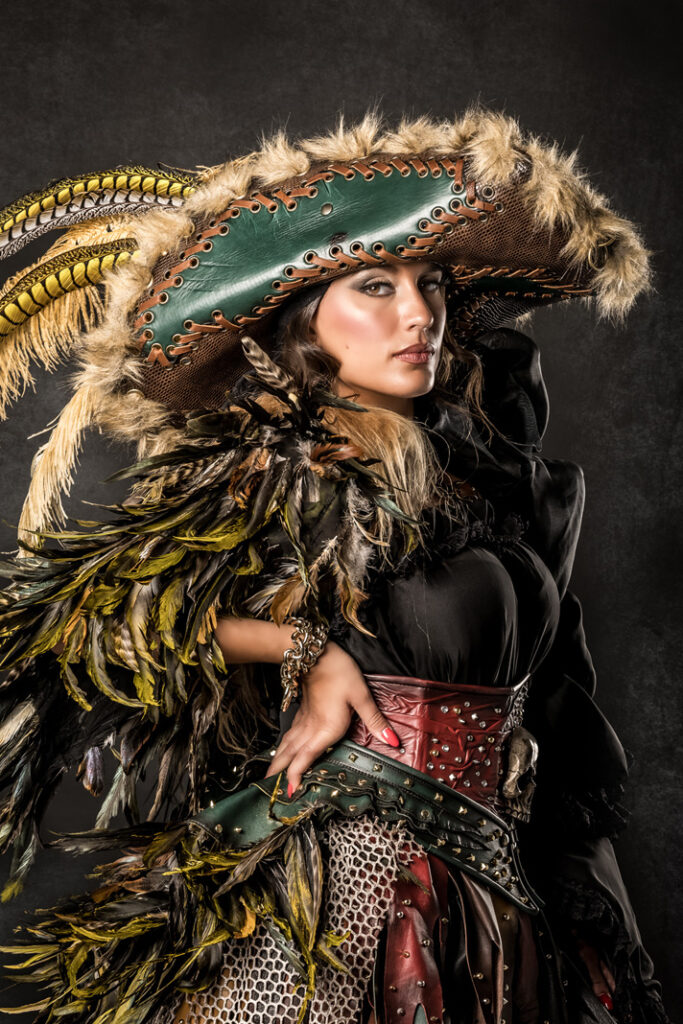 anne y benjamin | trajes de pirata para hombre y mujer en alquiler para fiestas de moros y cristianos | trajes para cargos, abanderadas y capitanes | trajes jolly roger | petrer
