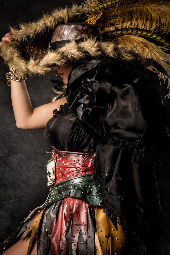 anne y benjamin | trajes de pirata para hombre y mujer en alquiler para fiestas de moros y cristianos | trajes para cargos, abanderadas y capitanes | trajes jolly roger | petrer