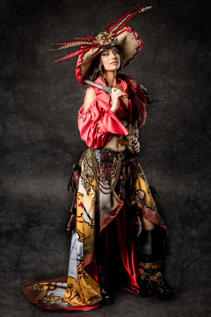 boa hancock | trajes de pirata para hombre y mujer en alquiler para fiestas de moros y cristianos | trajes para cargos, abanderadas y capitanes | trajes jolly roger | petrer