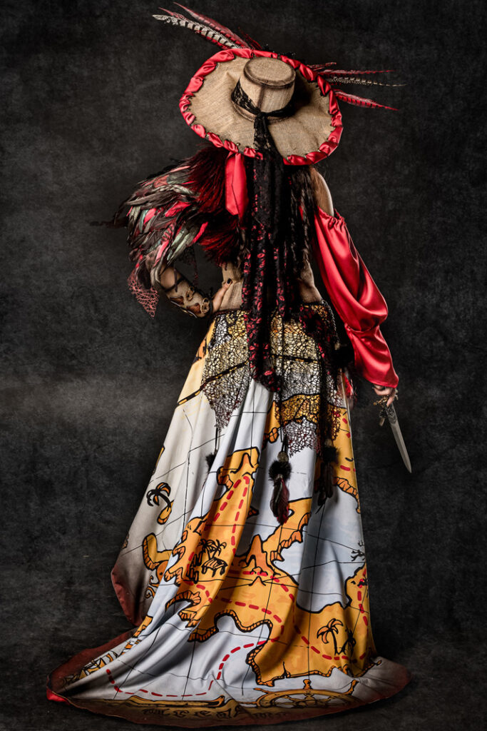 boa hancock | trajes de pirata para hombre y mujer en alquiler para fiestas de moros y cristianos | trajes para cargos, abanderadas y capitanes | trajes jolly roger | petrer
