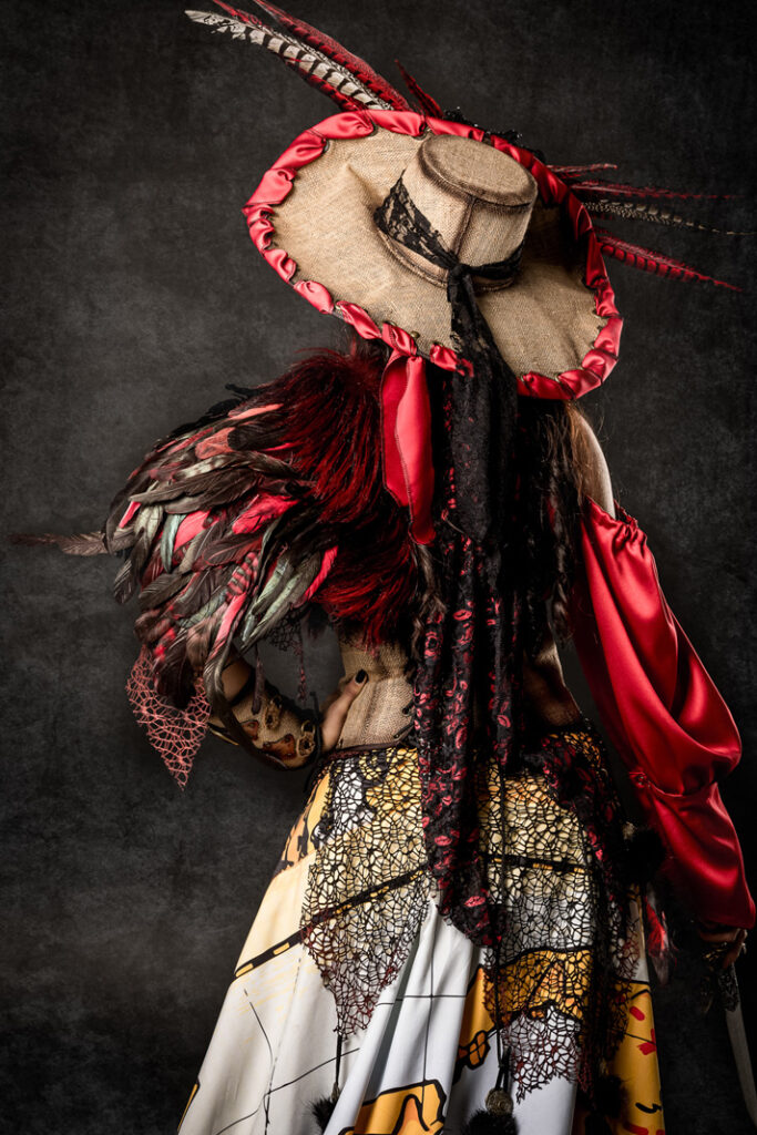 boa hancock | trajes de pirata para hombre y mujer en alquiler para fiestas de moros y cristianos | trajes para cargos, abanderadas y capitanes | trajes jolly roger | petrer