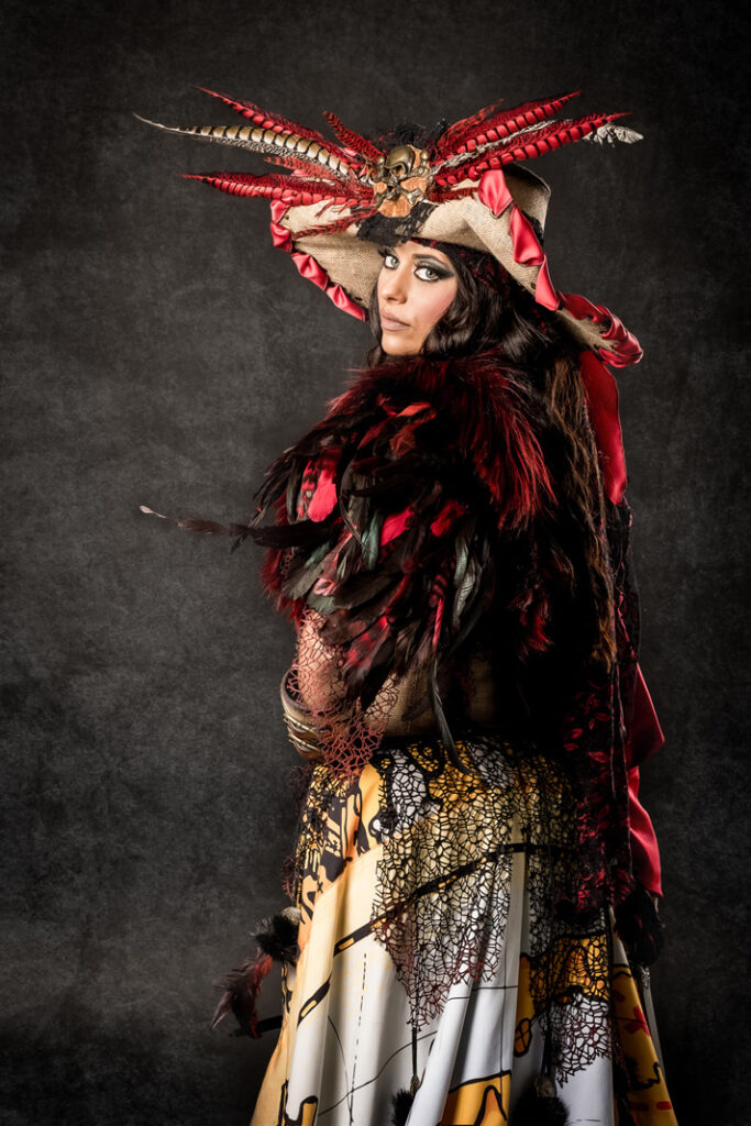 boa hancock | trajes de pirata para hombre y mujer en alquiler para fiestas de moros y cristianos | trajes para cargos, abanderadas y capitanes | trajes jolly roger | petrer