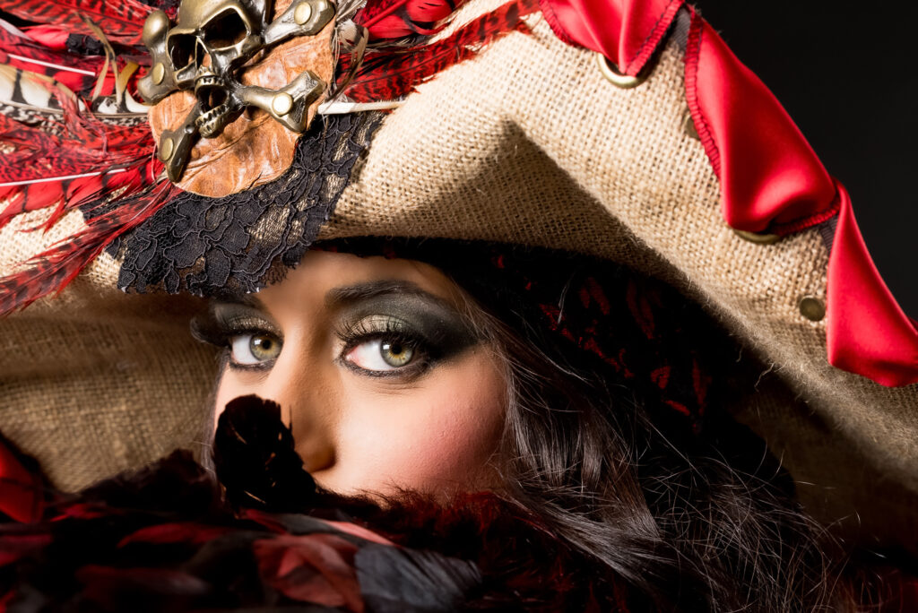 boa hancock | trajes de pirata para hombre y mujer en alquiler para fiestas de moros y cristianos | trajes para cargos, abanderadas y capitanes | trajes jolly roger | petrer