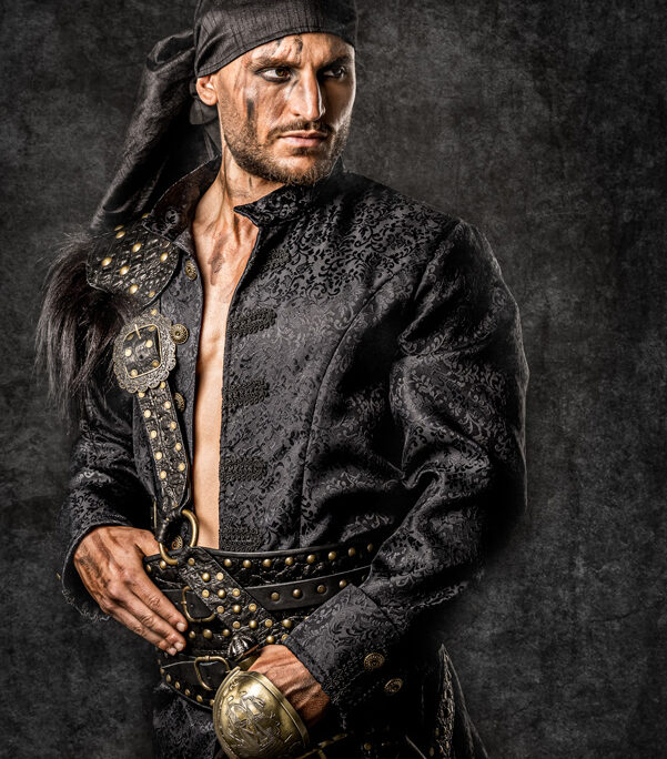 wynne | traje de pirata hombre en alquiler para fiestas de moros y cristianos | trajes jolly roger | petrer