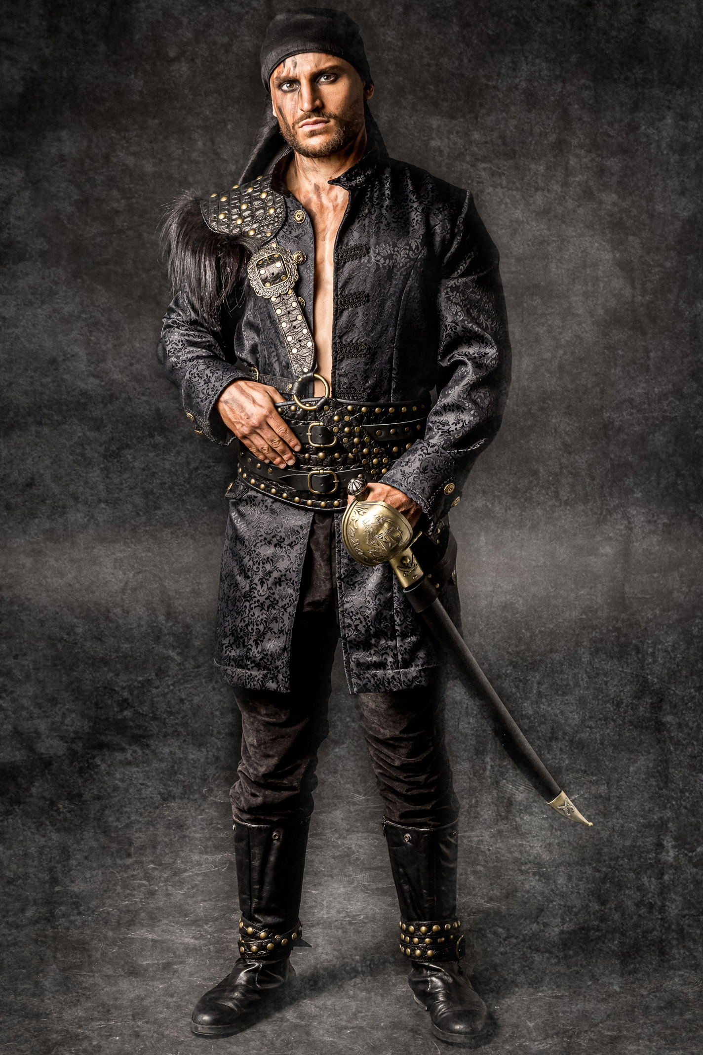 wynne | traje de pirata hombre en alquiler para fiestas de moros y cristianos | trajes jolly roger | petrer