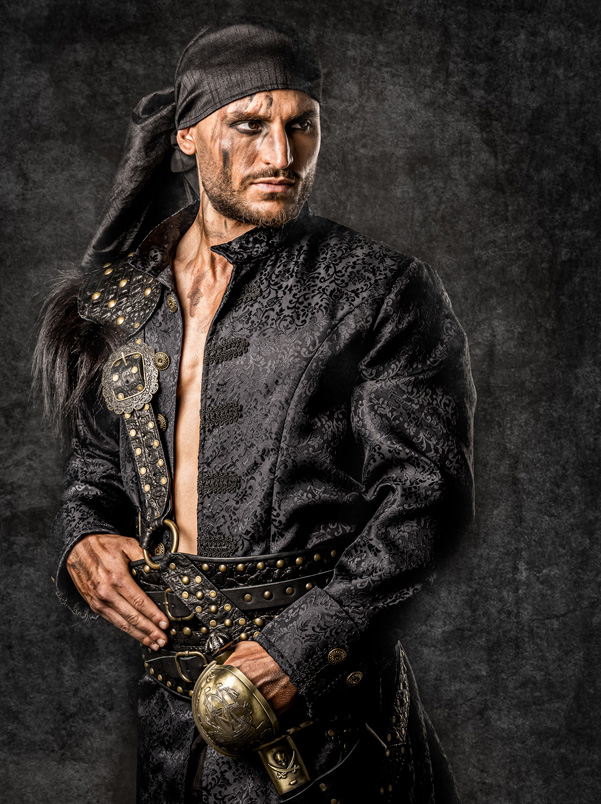 wynne | traje de pirata hombre en alquiler para fiestas de moros y cristianos | trajes jolly roger | petrer