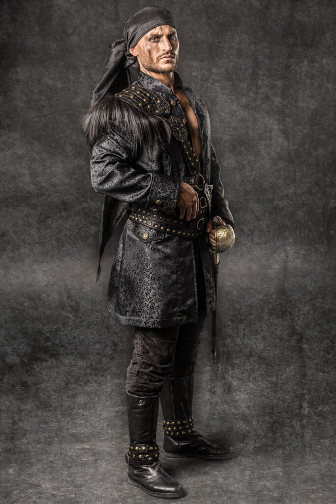 wynne | traje de pirata hombre en alquiler para fiestas de moros y cristianos | trajes jolly roger | petrer