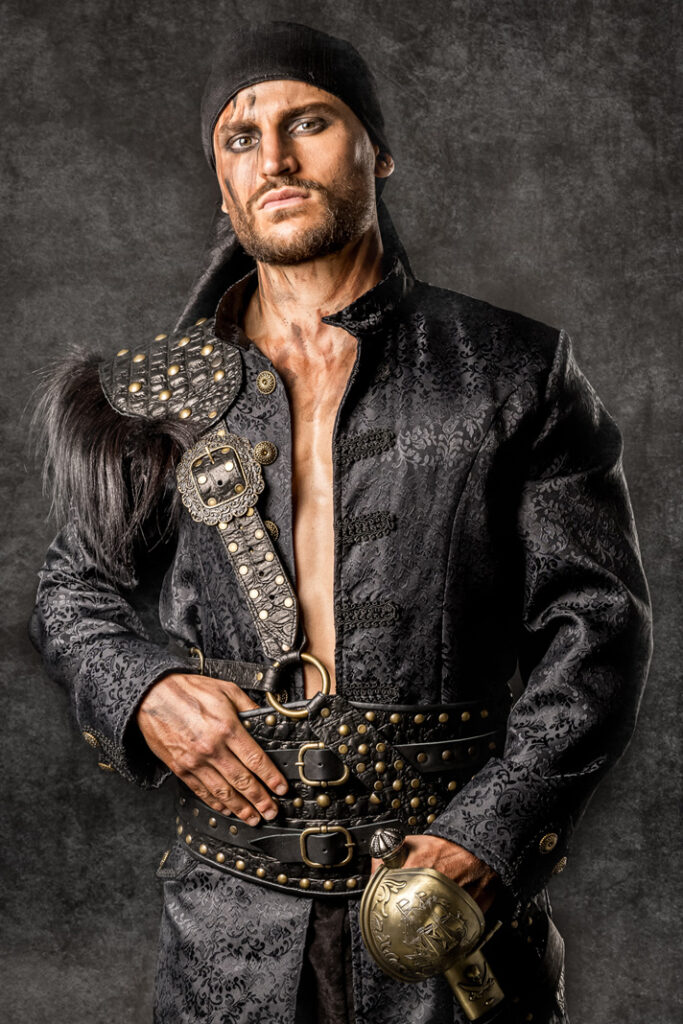wynne | traje de pirata hombre en alquiler para fiestas de moros y cristianos | trajes jolly roger | petrer