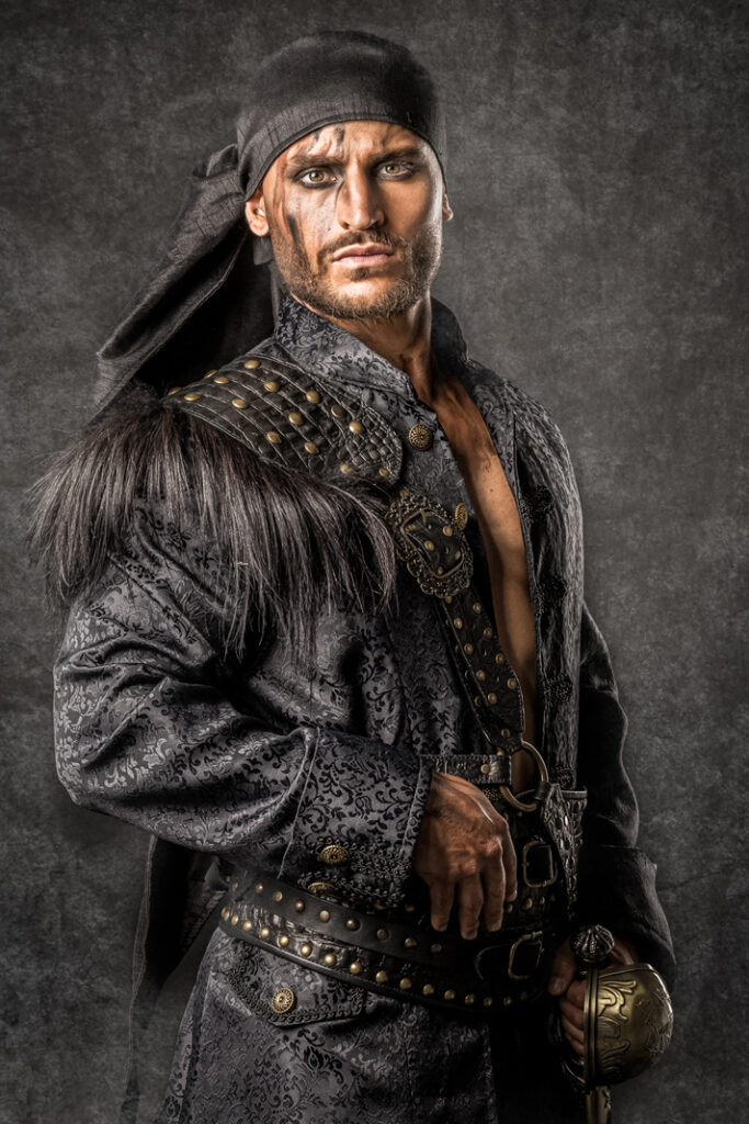 wynne | traje de pirata hombre en alquiler para fiestas de moros y cristianos | trajes jolly roger | petrer