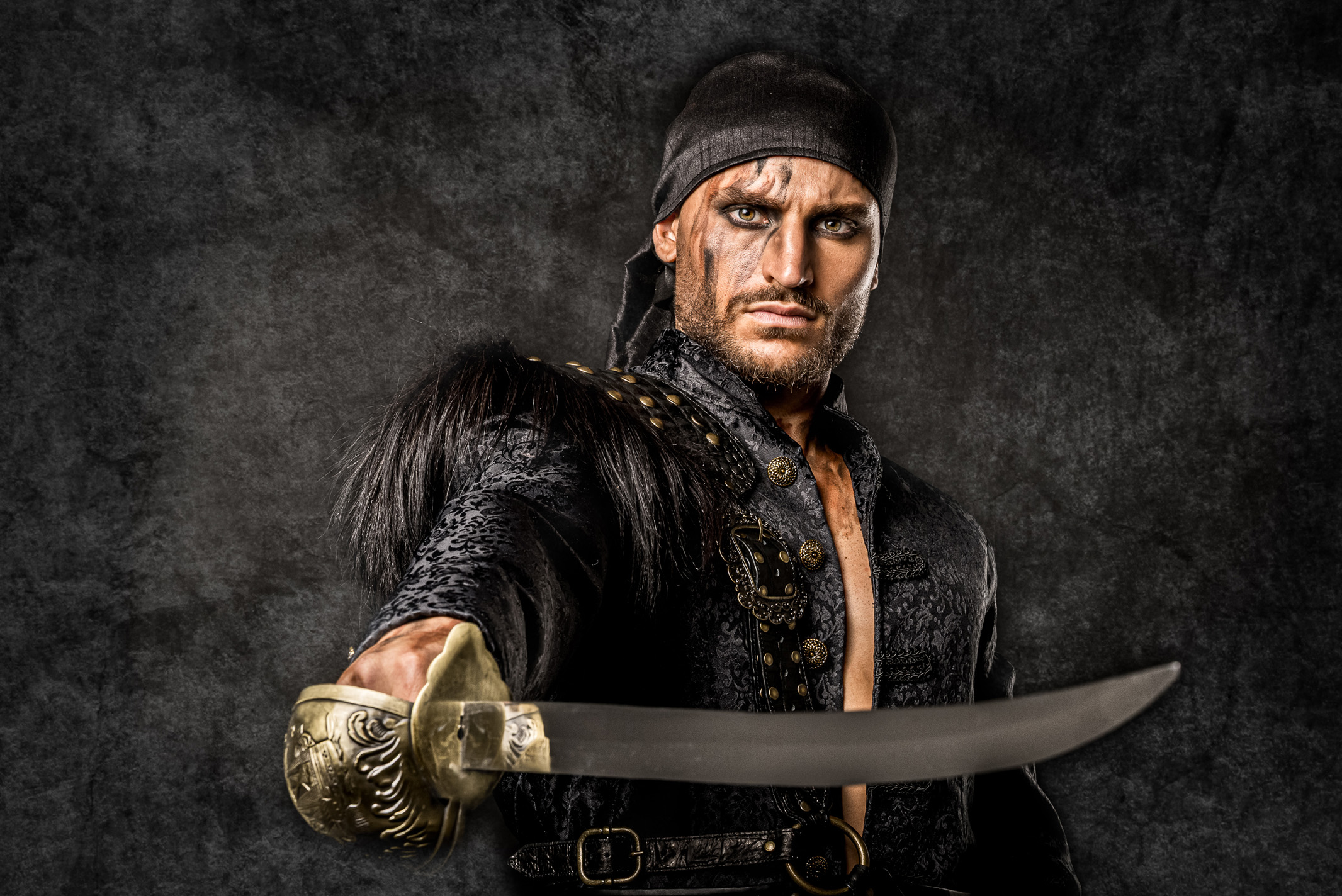 wynne | traje de pirata hombre en alquiler para fiestas de moros y cristianos | trajes jolly roger | petrer