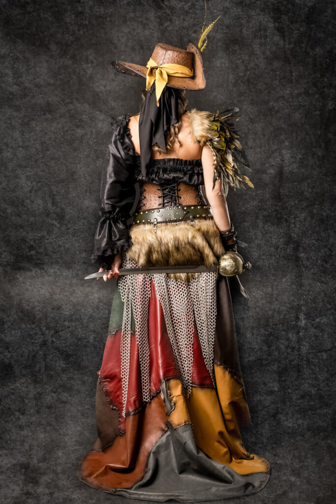 filibusteras | traje de pirata para mujer en alquiler para fiestas de moros y cristianos | trajes jolly roger | petrer