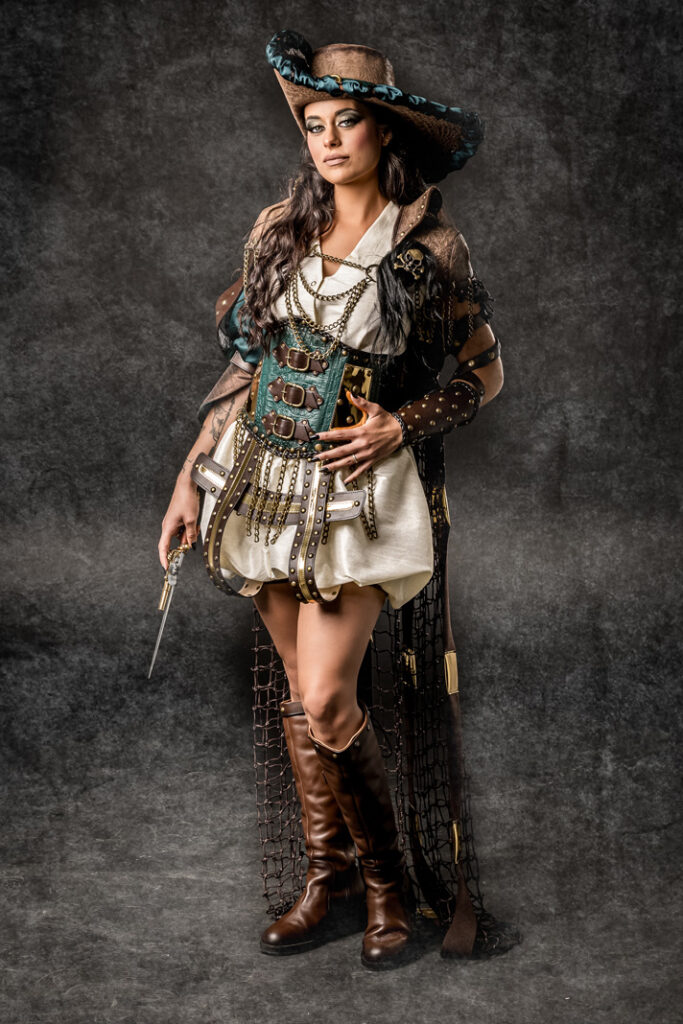 roneras | traje de pirata para mujer en alquiler para fiestas de moros y cristianos | trajes jolly roger | petrer