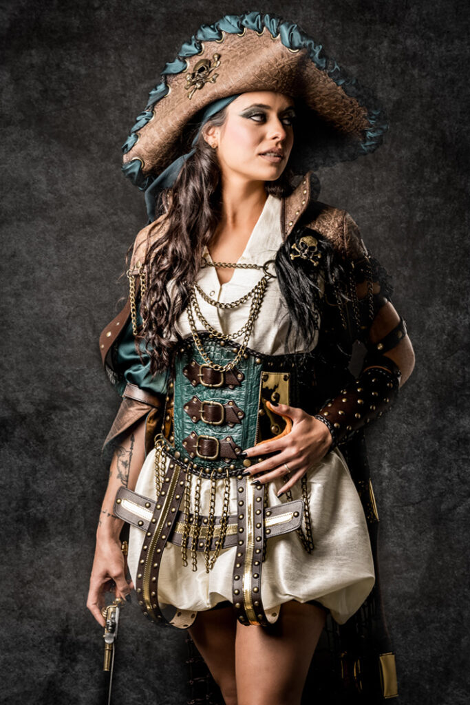 roneras | traje de pirata para mujer en alquiler para fiestas de moros y cristianos | trajes jolly roger | petrer