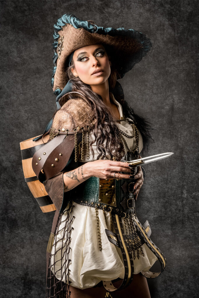 roneras | traje de pirata para mujer en alquiler para fiestas de moros y cristianos | trajes jolly roger | petrer