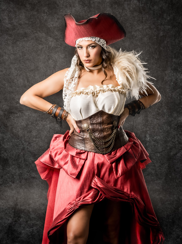 rubi | traje de pirata para mujer en alquiler para fiestas de moros y cristianos | trajes jolly roger | petrer
