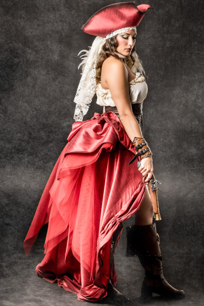rubi | traje de pirata para mujer en alquiler para fiestas de moros y cristianos | trajes jolly roger | petrer