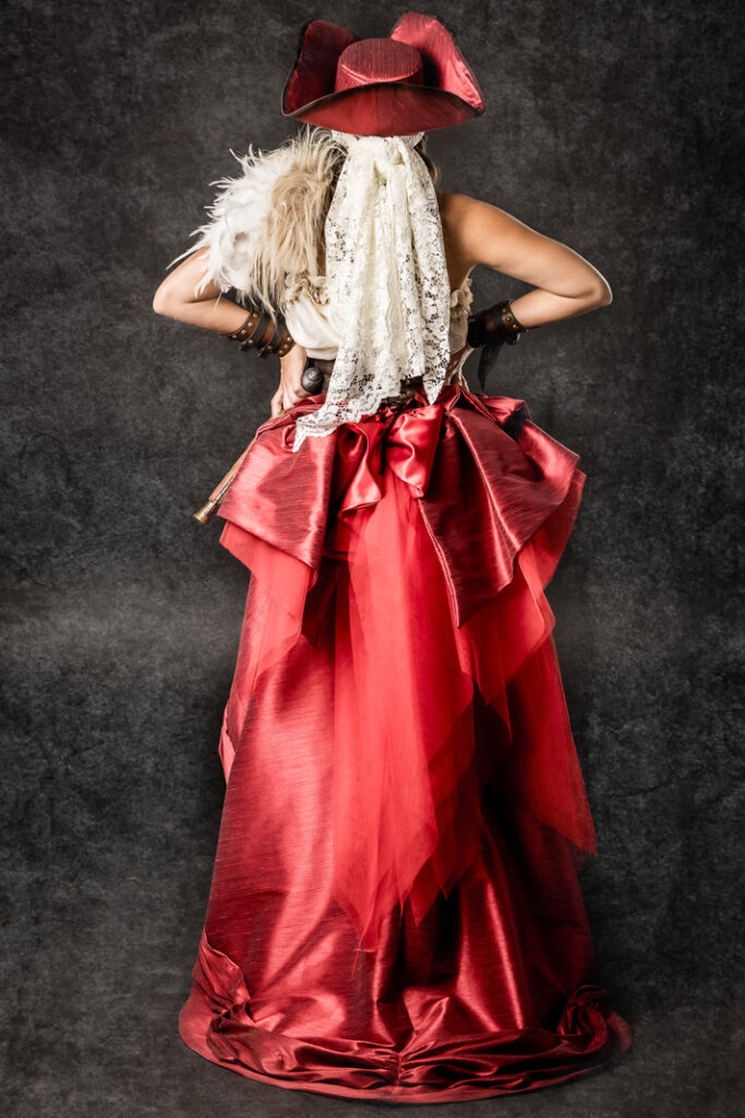 rubi | traje de pirata para mujer en alquiler para fiestas de moros y cristianos | trajes jolly roger | petrer