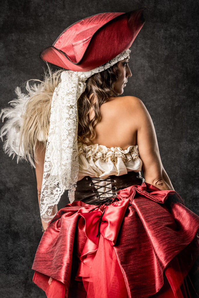 rubi | traje de pirata para mujer en alquiler para fiestas de moros y cristianos | trajes jolly roger | petrer